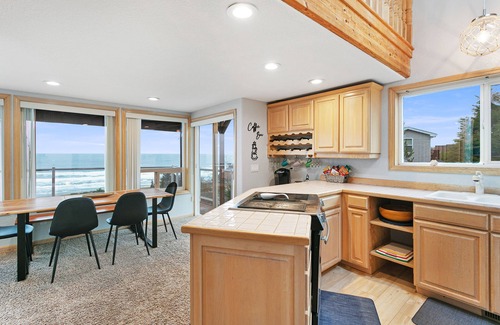 Rockaway Beach House | Stunning Ocean Views with Hot Tub