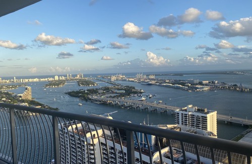 Downtown Miami Apartment | Stunning Ocean View and Elegant, Sun-lit Penthouse One-Bedroom Overlooking Miami