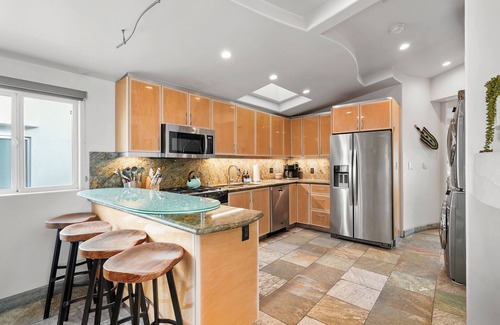 Central Mission Beach Condo | Stunning Oceanfront Boardwalk Condo - Spa, Steps to Beach, Parking & Fast WiFi!