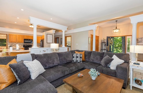 The Galena Territory House | Stunning on South Golf Course; Golden Tee, Patio TV, Fire Pit, Hot Tub & More!