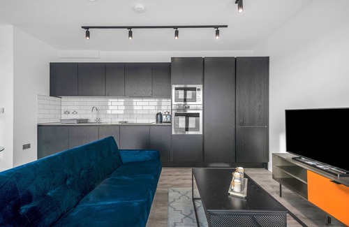 East Acton Apartment | Stunning One Bedroom in Icon Tower in North Acton