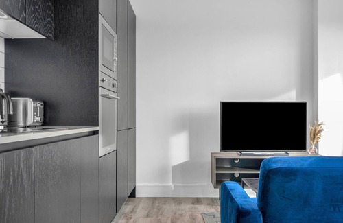 East Acton Apartment | Stunning One Bedroom in Icon Tower in North Acton