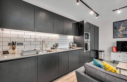 East Acton Apartment | Stunning One Bedroom in Icon Tower in North Acton