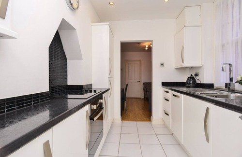 Cathedrals Apartment | Stunning one bedroom period property in fab location nr tube, shops & bars!