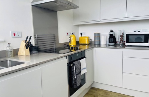 Cambridge House | Stunning open plan Penthouse, 3bedroom with terrace sleeps 7, Private parking