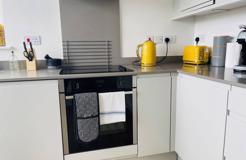 Cambridge House | Stunning open plan Penthouse, 3bedroom with terrace sleeps 7, Private parking