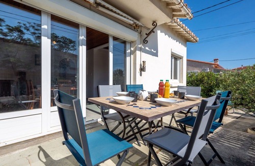 Le Grand Large House | Stunning private villa for 6 people with WIFI, A/C, TV, terrace, pets allowed and parking