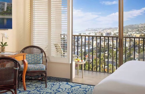 Crown Point Hotel | Stunning Pacific Views from King Room | Catamaran Resort