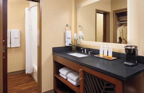 Crown Point Hotel | Stunning Pacific Views from King Room | Catamaran Resort