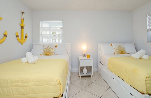 Lake Worth Apartment | *Stunning* Palm Beach CTY HOT 7Guest 5min 2 Beach*