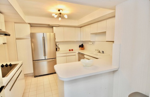 Palm Beach Condo | Stunning Palm Beach 2-bedroom condo in beautiful Palm Beach with AC, fitness