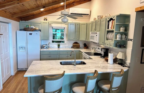 Highlands House | Stunning panoramic mountain views-close to town!
