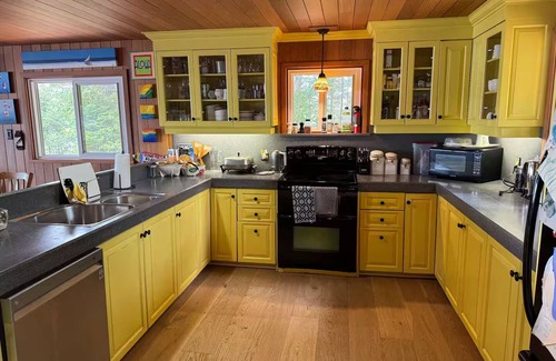 Harcourt House | Stunning, Peaceful, lakefront cottage for 10