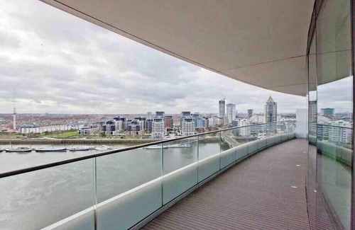St. Mary's Park Apartment | Stunning Penthouse Views 3BR luxury