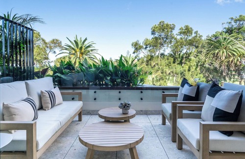Collaroy Apartment | Stunning Penthouse Opposite Park, Golf Club and Tennis Centre