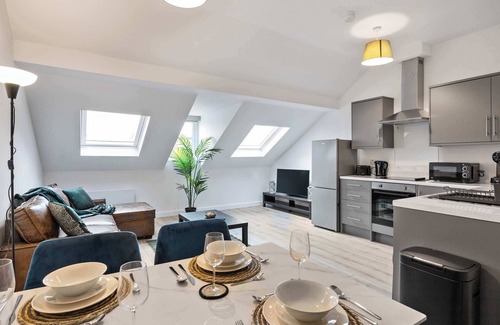 Belfast Apartment | Stunning Penthouse, Roof Terrace, Free WiFi, Elevator, walk to City Centre