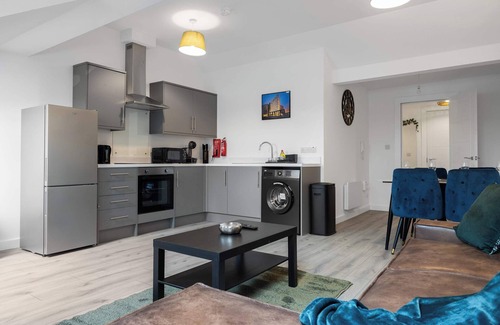 Belfast Apartment | Stunning Penthouse, Roof Terrace, Free WiFi, Elevator, walk to City Centre