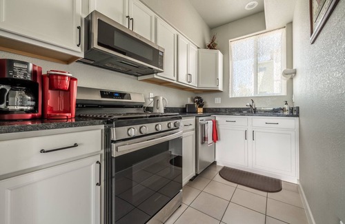 Woodland Park House | Stunning Pikes Peak VIEWS★ Central AC ★ Near Charis★ King bed★DOWNTOWN★Garage