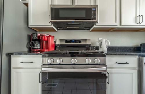 Woodland Park House | Stunning Pikes Peak VIEWS★ Central AC ★ Near Charis★ King bed★DOWNTOWN★Garage