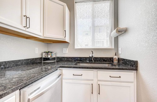 Woodland Park House | Stunning Pikes Peak VIEWS★ Central AC ★ Near Charis★ King bed★DOWNTOWN★Garage