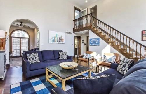West Plaza House | Stunning Plaza Home-Location Unbeatable-New Remodel