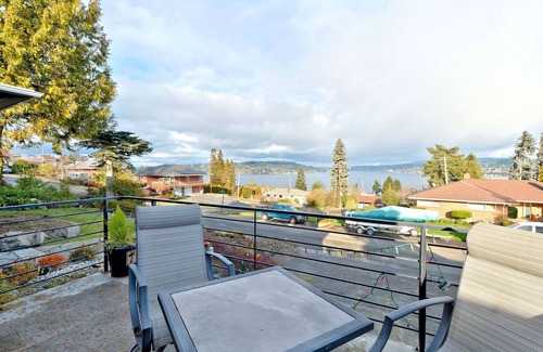 Bryn Mawr-Skyway House | Stunning PNW Mid-Century Seattle Home w/Lakefront Views! Sleeps Up to 16 Guests