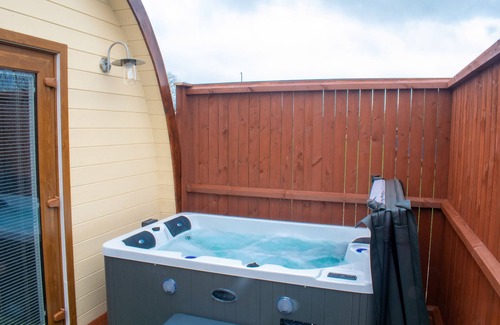 Trowse Newton Cabin | Stunning Pod 6 with Countryside view