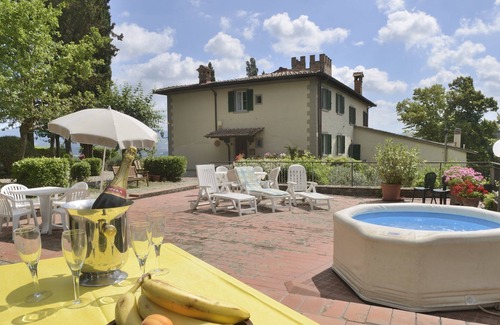 Sagginale Villa | Stunning private villa with hot tub, WIFI, private pool, TV, pets allowed, panoramic view, parking