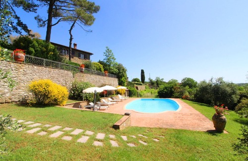 Monte San Savino Villa | Stunning private villa for 10 people with WIFI, private pool, TV, pets allowed and parking