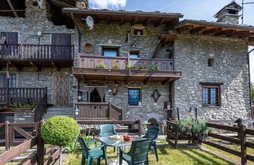 Sarre House | Stunning private villa for 5 people with WIFI, TV, balcony and parking