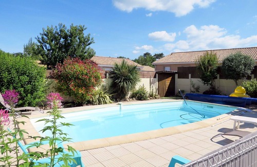 Cissac-Medoc House | Stunning private villa for 5 people with pool, WIFI, TV and terrace