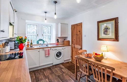 Invermoriston House | Stunning private villa for 4 guests with WIFI, TV and patio