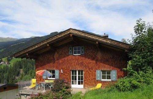 Hainzenberg House | Stunning private villa with WIFI, TV, terrace, pets allowed, panoramic view and parking