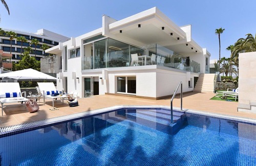 Meloneras House | Stunning private villa for 8 guests with WIFI, private pool, A/C, TV and patio