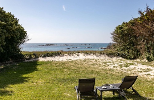 Berven House | Stunning private villa for 7 guests with WIFI, TV, patio and pets allowed