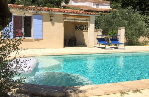 Villelaure House | Stunning private villa for 6 guests with A/C, WIFI, private pool, TV, terrace and pets allowed