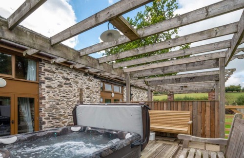 Garn Fadryn House | Stunning private villa with WIFI, hot tub, TV, patio, pets allowed, panoramic view and parking