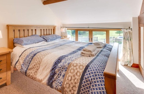 Garn Fadryn House | Stunning private villa with WIFI, hot tub, TV, patio, pets allowed, panoramic view and parking