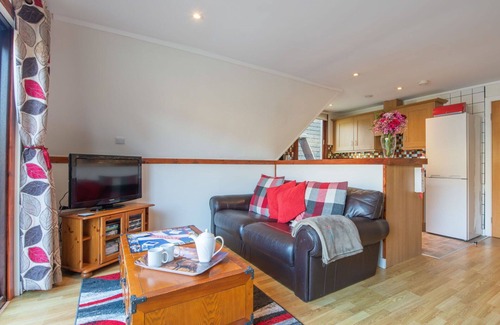 South Laggan House | Stunning private villa for 6 guests with hot tub, WIFI, TV, terrace, pets allowed and panoramic .