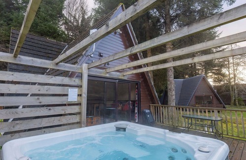 South Laggan House | Stunning private villa for 6 guests with hot tub, WIFI, TV, terrace, pets allowed and panoramic .
