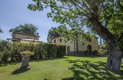 Terranuova Bracciolini Villa | Stunning private villa with A/C, hot tub, private pool, WIFI, TV, pets allowed and panoramic view