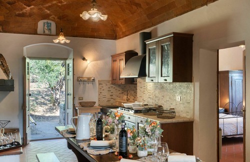 Montevarchi Villa | Stunning private villa with WIFI, private pool, TV, balcony, pets allowed and panoramic view