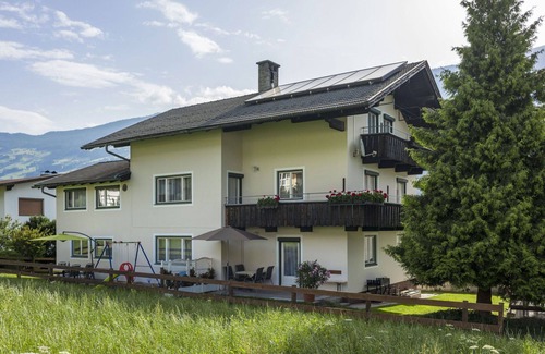 Fuegen House | Stunning private villa for 22 guests with WIFI, TV and patio