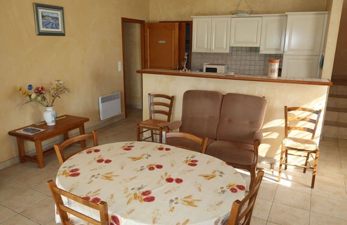 Grillon House | Stunning private villa for 4 guests with TV, patio and pets allowed