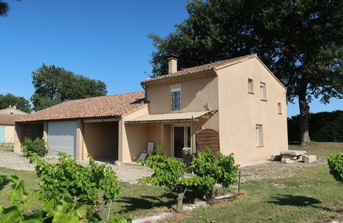 Grillon House | Stunning private villa for 4 guests with TV, patio and pets allowed