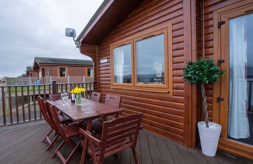 Kinross House | Stunning private villa for 6 guests with WIFI, TV, balcony and parking