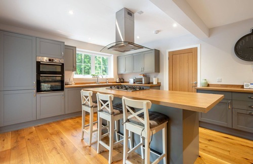 Drumnadrochit House | Stunning private villa for 8 people with WIFI, TV, patio and pets allowed