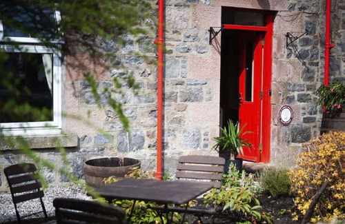 Drumnadrochit House | Stunning private villa for 6 guests with WIFI, TV and patio