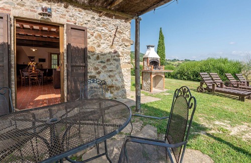 Cinigiano House | Stunning private villa with private pool, A/C, WIFI, TV, patio, pets allowed and panoramic view