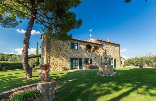 Lucignano Villa | Stunning private villa for 15 guests with private pool, WIFI, TV, veranda and panoramic view